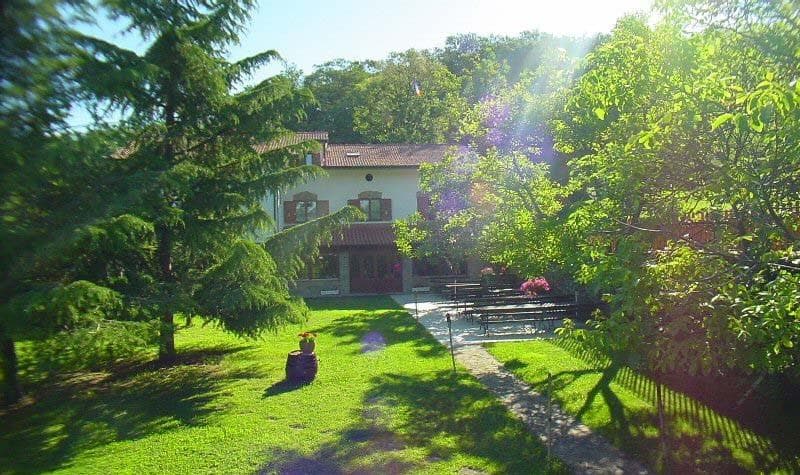 APARTMAJI NA BRDI, DEKANI
