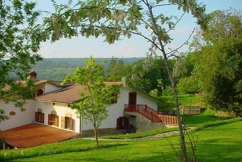 APARTMAJI NA BRDI, DEKANI