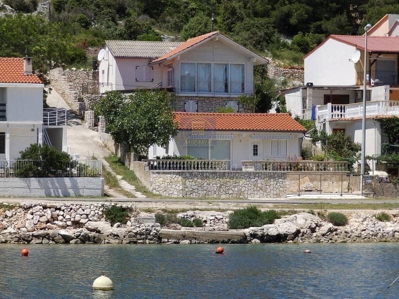 HIŠA DRUGA VRSTA OB OBALI S ČUDOVITIM POGLEDOM NA MORJE, TISNO, HRVAŠKA