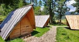 GLAMPING HIŠKE NA JEZERSKEM | HOSTEL KAMP JEZERSKO logo