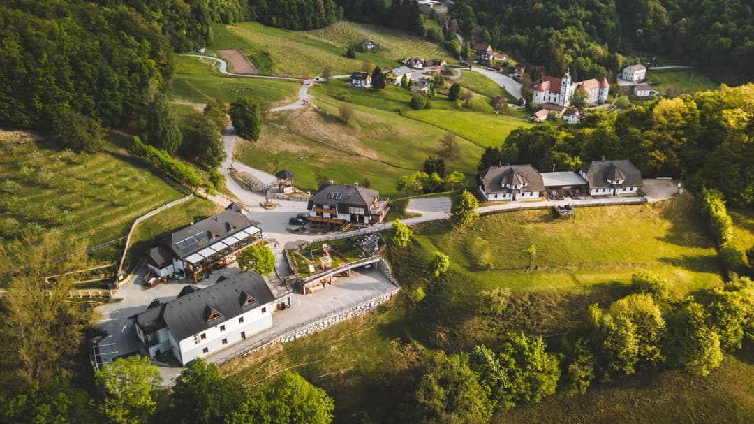 JELENOV GREBEN OLIMJE – POROKE, PRAZNOVANJA, POSLOVNA SREČANJA | DOŽIVETJA, NASTANITVE, WELLNESS cover