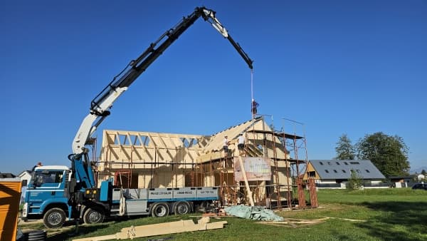 NAJEM DVIŽNE KOŠARE BRUN LES, najem avtokošare, avtodvigala, avtodvigalo HIAB