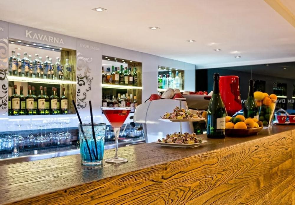 KAVARNA BED & BREAKFAST, DVOR TACEN, LJUBLJANA ŠMARTNO cover