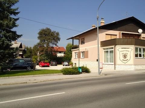 GOSTILNA RESTAURANT DOMŽALE SLOVENSKA IN MEDNARODNA KUHINJA, GOSTIŠČE JUVAN