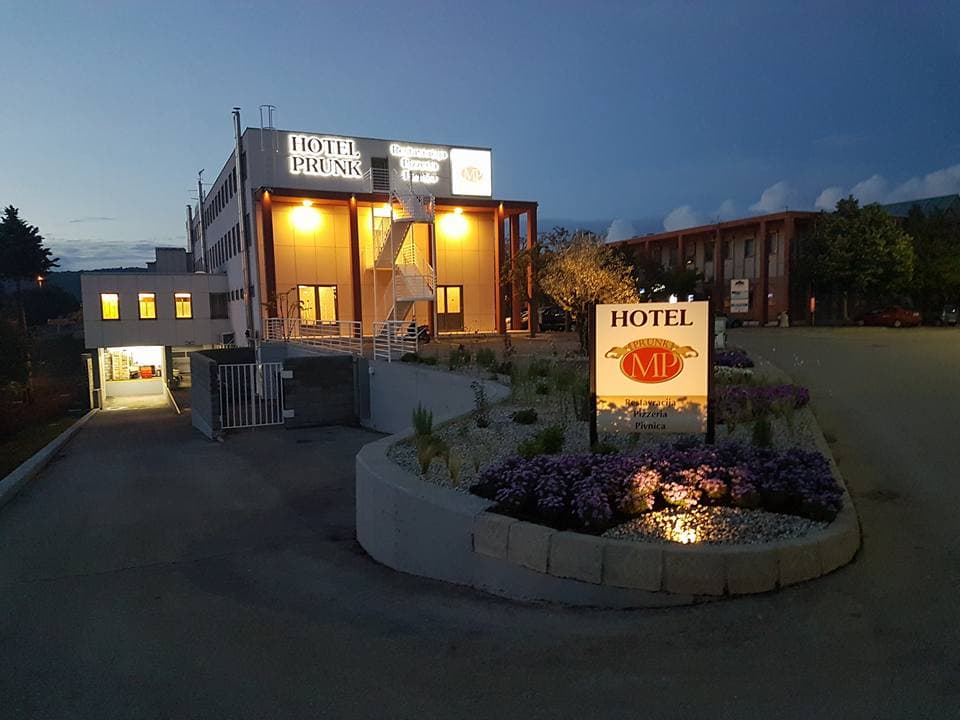 HOTEL PRUNK, RESTAVRACIJA, SEŽANA, LOKEV