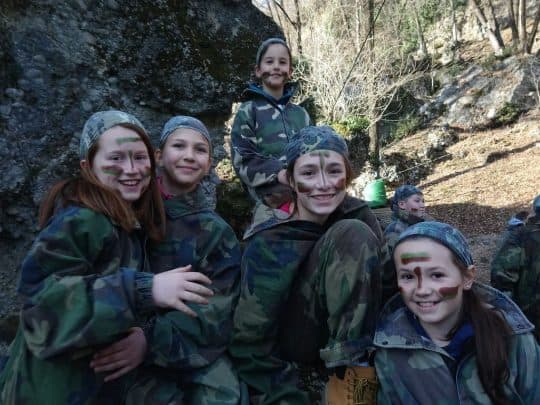 ADRENALINSKI PUSTOLOVSKI PARK PRI SOLKANSKEM MOSTU ZA OTROKE IN ODRASLE KJER TEČE  SOČA