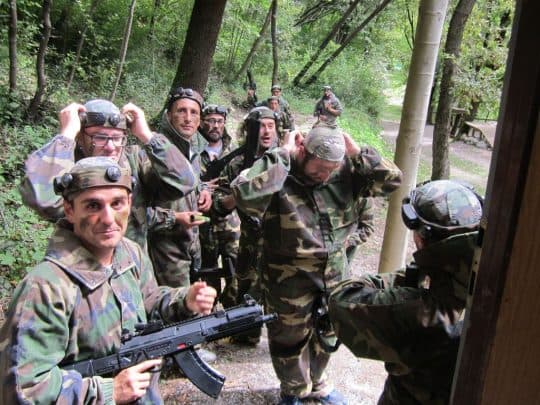 ADRENALINSKI PUSTOLOVSKI PARK PRI SOLKANSKEM MOSTU ZA OTROKE IN ODRASLE KJER TEČE  SOČA