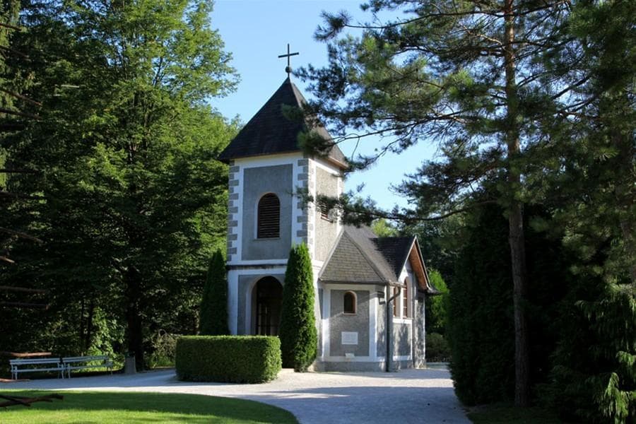 MOZIRSKI GAJ – CVETLIČNI PARK, MUZEJ NA PROSTEM IN PRAVLJIČNO DOŽIVETJE V SRCU MOZIRJA