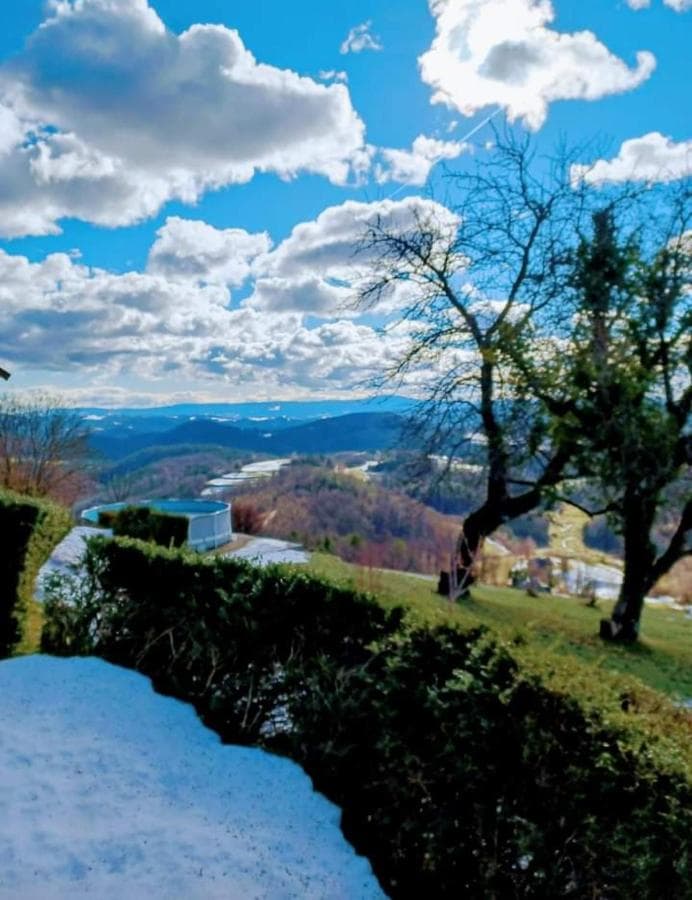 NAJEM VIKENDA DOLENJSKA POČITNIŠKA HIŠA PERME, RENTA COTTAGE DOLENJSKA SLOVENIA cover