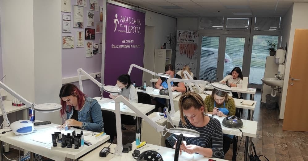 TEČAJ ZA NOHTE-NACIONALNA POKLICNA KVALIFIKACIJA-TEČAJI MANIKURE-TEČAJI PEDIKURE