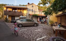 HOSTEL XAXID, ČRNI KAL logo