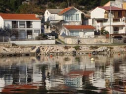 HIŠA DRUGA VRSTA OB OBALI S ČUDOVITIM POGLEDOM NA MORJE, TISNO, HRVAŠKA logo